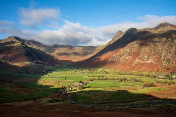 Stunning Vibrant Autumn Landscape Image Looking Pike Blisco Langdale Pikes — стоковое фото
