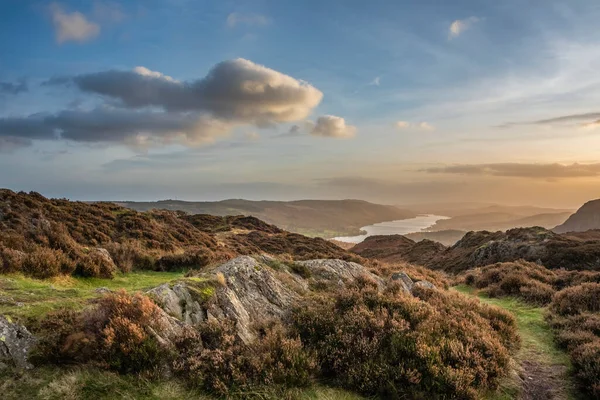 Holme Fell 'den göldeki Coniston suyuna bakan destansı sonbahar günbatımı manzarası