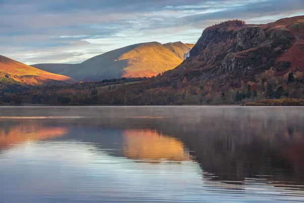 Manesty Park 'tan Blencathra ve Walla Crag' a doğru Derwentwater 'dan geçen manzara çarpıcı sonbahar renkleriyle