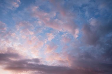 Güzel bahar günbatımı rengarenk gökyüzü arkaplan resmi