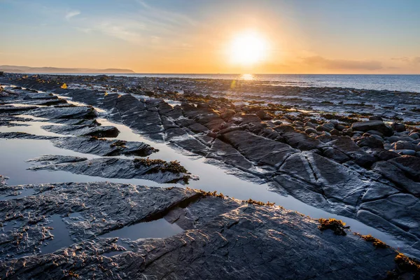 Приголомшливий Драматичний Глибокий Яскравий Захід Сонця Над Океанським Пейзажним Зображенням — стокове фото