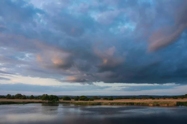 Piękny Krajobraz Zachód Słońca Obraz Somerset Levels Mokradła Anglii Wiosną — Zdjęcie stockowe