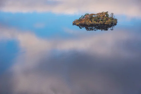 Абстрактный Пейзаж Осеннее Изображение Островов Дервентуотере Небесными Отражениями Изолирующими Яркими — стоковое фото