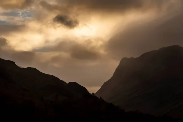 Ohromující Podzimní Úsvit Krajina Obraz Buttermere Lake District Dramatickou Bouřlivou — Stock fotografie
