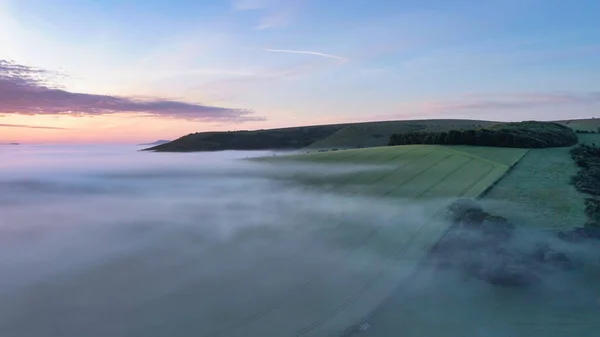 Belle Image Paysage Drone Mer Brouillard Roulant Travers Campagne Anglaise — Photo