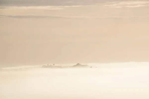 春の日の出の間に英語の田舎を渡って圧延霧の海の美しい風景のイメージ — ストック写真