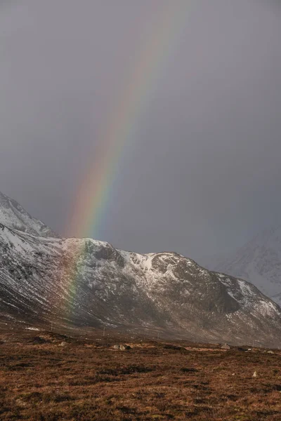 スコットランドの高地にある山の前で鮮やかな虹の絶景 Rannch Moor Stob Dearg — ストック写真