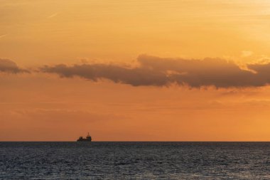 Okyanus manzarası üzerinde çarpıcı, derin, canlı gün batımı. 