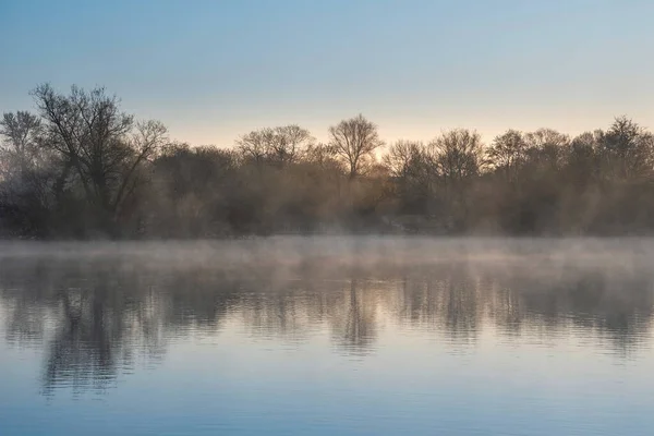 Stunning Landscape Image Sunrise Mist Urban Lake Sun Beams Streaming — Stock Photo, Image