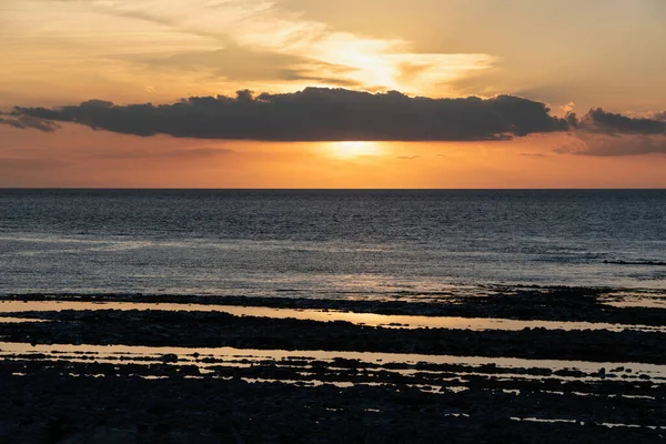 海の風景のイメージの上に見事な劇的な深い活気ある夕日 — ストック写真