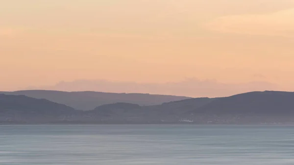 海の上のパステルカラーの夕日の美しい風景画像は素敵なソフト夢のようなリラックス感を与えます — ストック写真