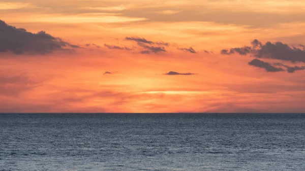 海の風景のイメージの上に見事な劇的な深い活気ある夕日 — ストック写真