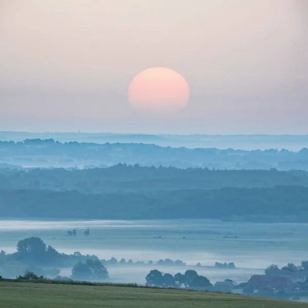 Imagem Bonita Paisagem Nascer Sol Verão Olhando Sobre Campos Com — Fotografia de Stock