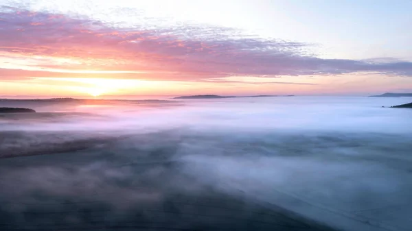 Hermosa Imagen Del Paisaje Del Dron Del Mar Niebla Rodando — Foto de Stock