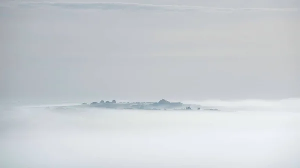 春の日の出の間に英語の田舎を渡って圧延霧の海の美しい風景のイメージ — ストック写真