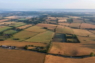 İngiltere 'nin yaz sabahı kırsalındaki South Downs' un çarpıcı hava aracı görüntüsü.