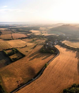 İngiliz kırsalında yaz sabahı Güney Downs 'un çarpıcı hava aracı manzarası.