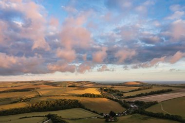 Güneşin doğuşunda Güney Downs 'un güzel hava aracı görüntüsü.