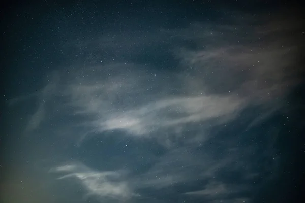 Samanyolu Nun Arka Plan Gökyüzüne Karşı Güzel Gece Bulutu Oluşumları — Stok fotoğraf
