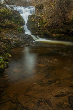 Göl Bölgesi 'ndeki Aira Force Upper Falls' un renkli sonbaharda çekilmiş destansı manzara görüntüsü