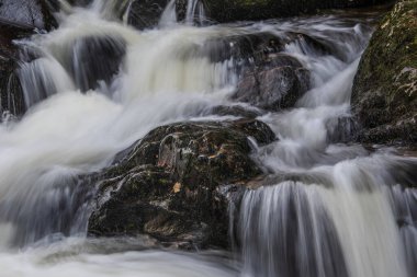 Göl Bölgesi 'ndeki Aira Force Upper Falls' un renkli sonbaharda çekilmiş destansı manzara görüntüsü