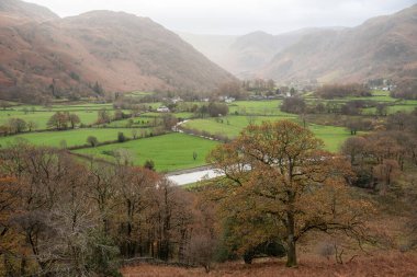 Disrtrict Gölü 'ndeki Crag Kalesi' nden Borrowdale Vadisi 'ne doğru şaşırtıcı sonbahar manzarası