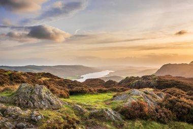 Holme Fell 'den göldeki Coniston suyuna bakan destansı sonbahar günbatımı manzarası