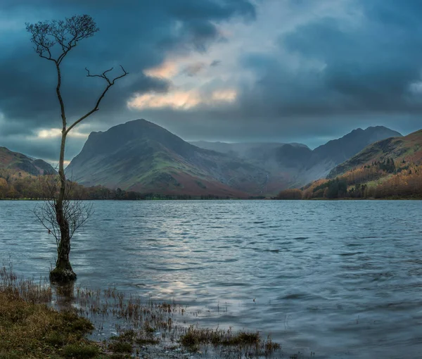Impresionante Imagen Del Paisaje Del Amanecer Otoñal Buttermere Lake District — Foto de Stock