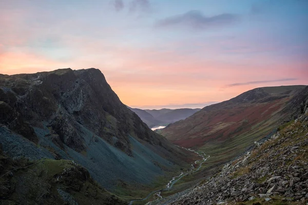 Episk Landskapsbild Utsikten Ner Honister Pass Till Buttermere Från Dale — Stockfoto