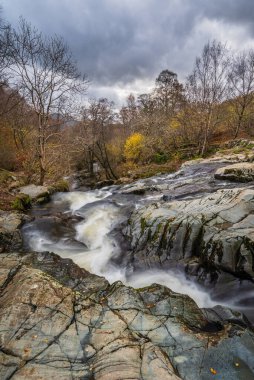 Göl Bölgesi 'ndeki Aira Force Upper Falls' un renkli sonbaharda çekilmiş destansı manzara görüntüsü