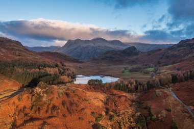 Muhteşem sonbahar döneminde Blea Tarn 'dan güneşin doğuşunun destansı hava aracı görüntüsü.