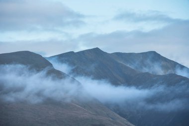 Blencathra 'nın alçak bulut sisi ve sisle kaplı güzel manzarası Lake District' teki Walla Crag 'dan izleniyor.