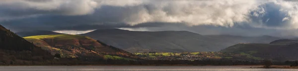 Epicki Obraz Krajobrazu Przez Bassenthwaite Lake Lake District Zapewniając Dramatyczny — Zdjęcie stockowe