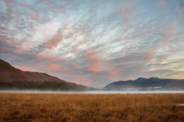 Episches Autumn Sunrise Landschaftsbild Mit Blick Vom Manesty Park Lake — Stockfoto