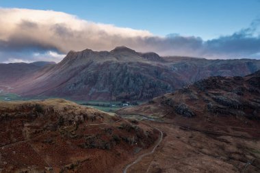 Muhteşem sonbahar döneminde Blea Tarn 'dan güneşin doğuşunun destansı hava aracı görüntüsü.