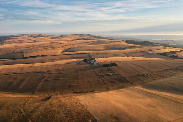 Потрясающий Пейзаж Воздушного Беспилотника Изображением Золотого Часа Над Фермерскими Полями — стоковое фото