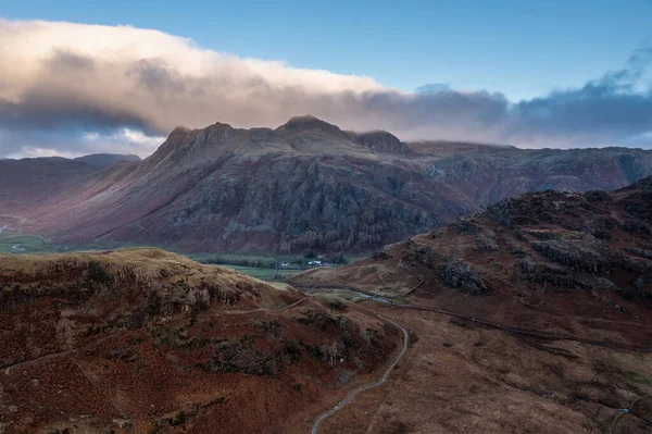 Muhteşem sonbahar döneminde Blea Tarn 'dan güneşin doğuşunun destansı hava aracı görüntüsü.