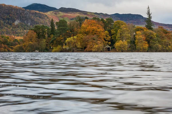 Episk Landskap Bild Båthus Derwentwater Lake District Omgiven Pulserande Höst — Stockfoto