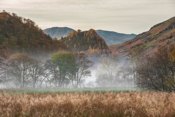 从湖区的德温特沃特俯瞰博罗代尔山谷的秋景日出图像 雾气弥漫整个风景 — 图库照片