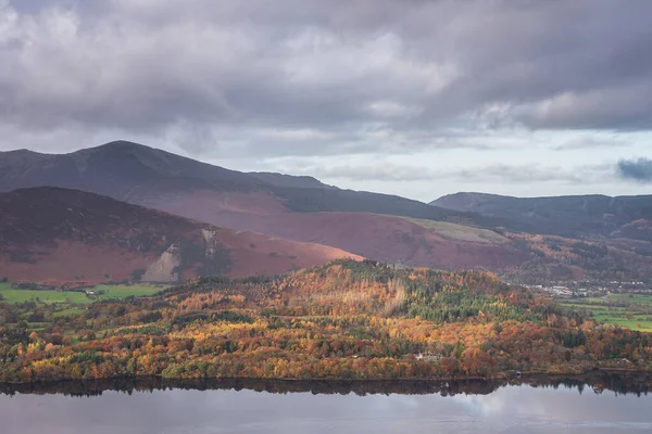 Göl Bölgesi 'ndeki Walla Crag' dan Derwentwater 'ın üzerinden Catbell' lere ve çarpıcı sonbahar renkleriyle uzak dağlara bakan destansı sonbahar manzarası.