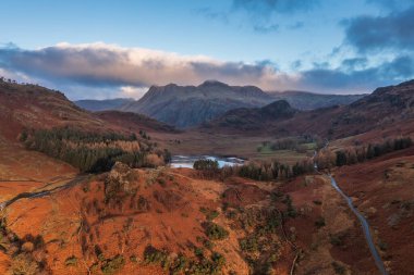 Muhteşem sonbahar döneminde Blea Tarn 'dan güneşin doğuşunun destansı hava aracı görüntüsü.