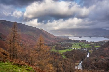 Göl Bölgesi 'ndeki Crag Kalesi' nden Derwentwater, Keswick, Skiddaw, Blencathra ve Walla Crag 'a kadar manzaranın güzel bir görüntüsü.