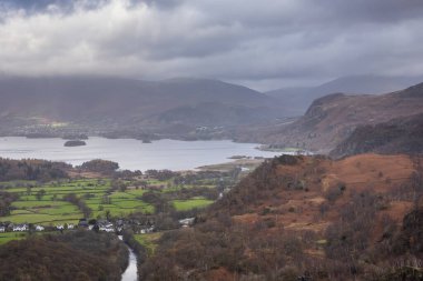 Göl Bölgesi 'ndeki Crag Kalesi' nden Derwentwater, Keswick, Skiddaw, Blencathra ve Walla Crag 'a kadar manzaranın güzel bir görüntüsü.