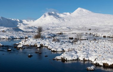 Görkemli kış manzarası, İskoçya 'nın dağlık dağlarına bakıyor. Rannoch Moor' daki Ba Gölü boyunca.