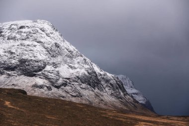 Muhteşem dramatik manzara ikonik Stob Dearg Buachaille 'in İskoç Dağlarındaki Mor Dağı' nın kışın görüntüsü