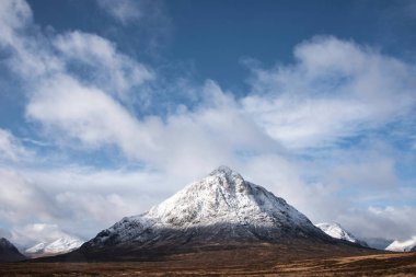 İskoç Dağları 'ndaki Stob Dearg Buachaille Etive Mor dağının çarpıcı ikonik manzarası