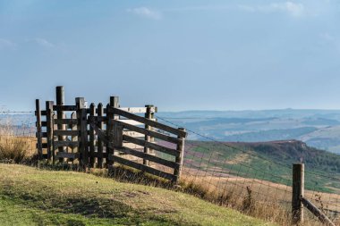Yazın sonlarında seçici bir odak noktasıyla Stile 'dan Peak District kırsalına bakan manzara resmi