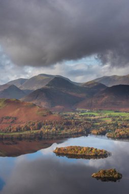 Göl Bölgesi 'ndeki Walla Crag' dan Derwentwater 'ın üzerinden Catbell' lere ve çarpıcı sonbahar renkleriyle uzak dağlara bakan destansı sonbahar manzarası.