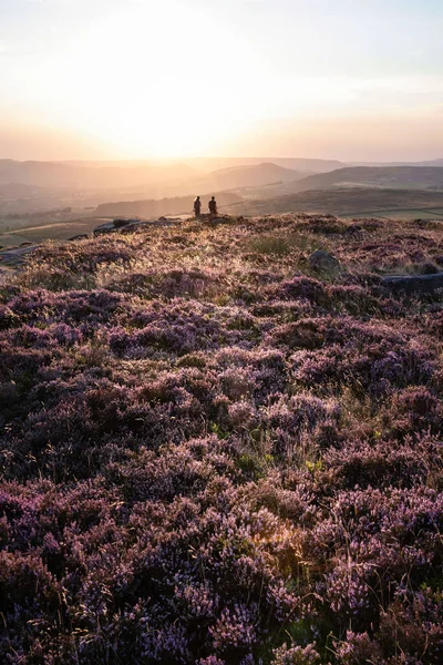 Absolutely Stunning Sunset Landscape Image Unidentified Couple Looking Higger Tor — Fotografia de Stock