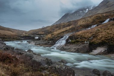 İskoçya 'daki Etive Nehri ve Skyfall Şelaleleri' nin güzel kış manzarası